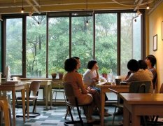 咖啡店“低消一杯饮品”规定引发网友热议：是合理经营还是小气之举？